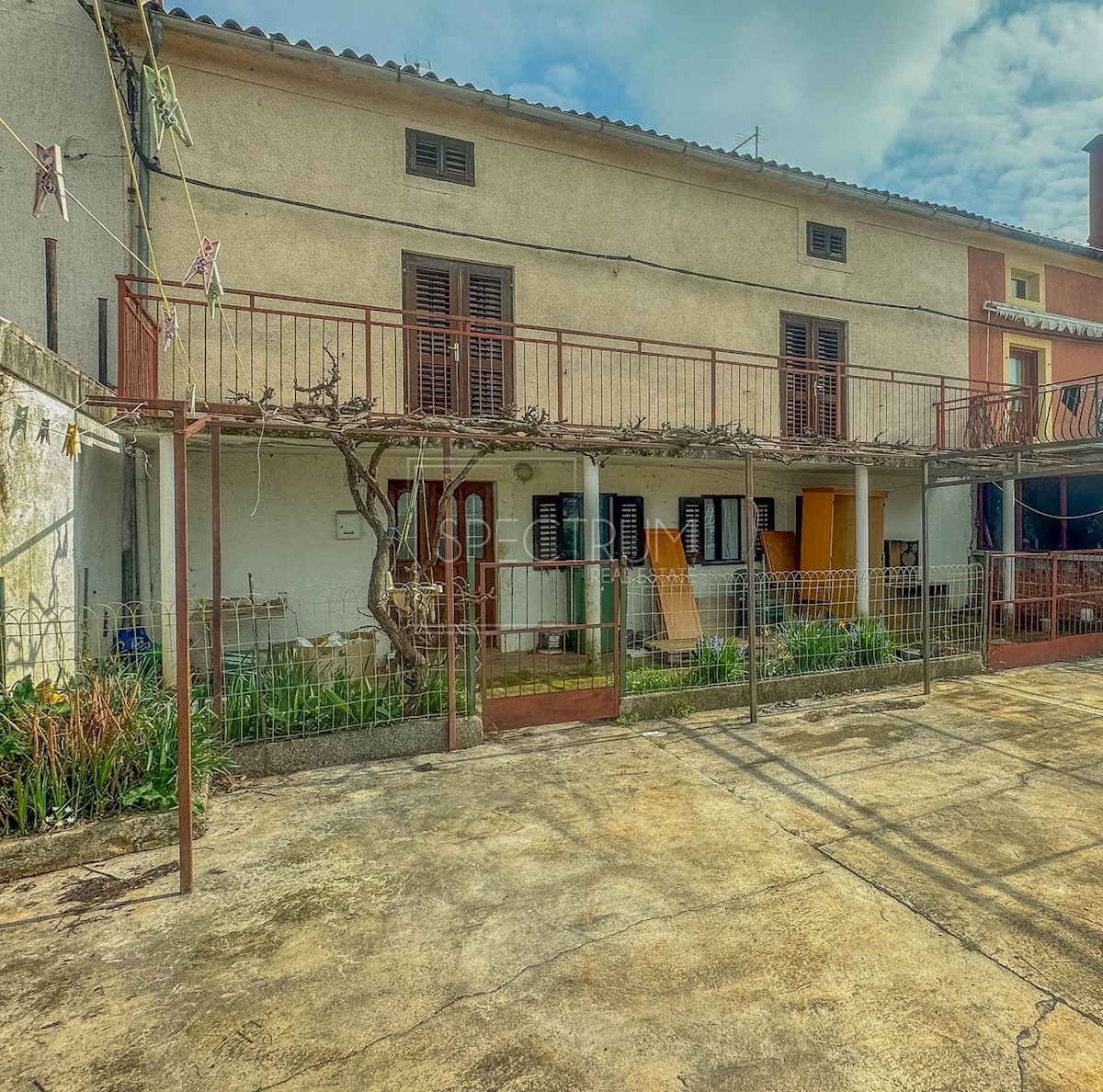 Zona Cittanova, casa con giardino da adattare