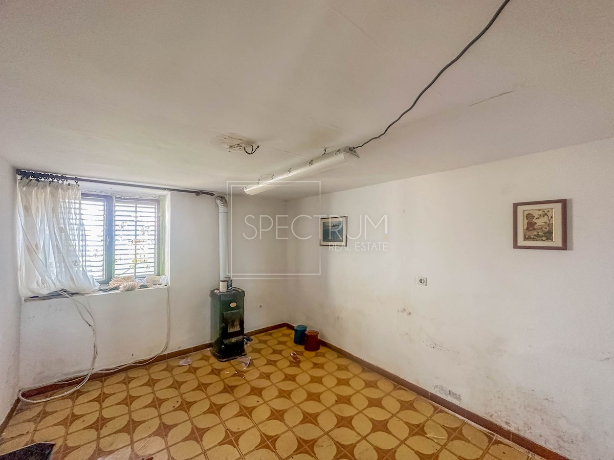 Zona Cittanova, casa con giardino da adattare