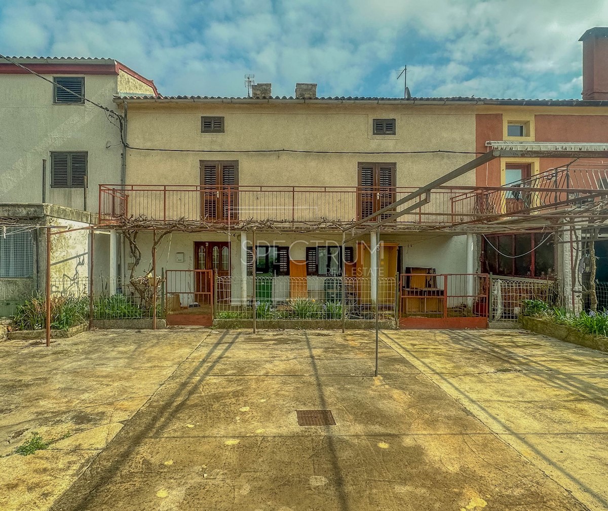 Zona Cittanova, casa con giardino da adattare