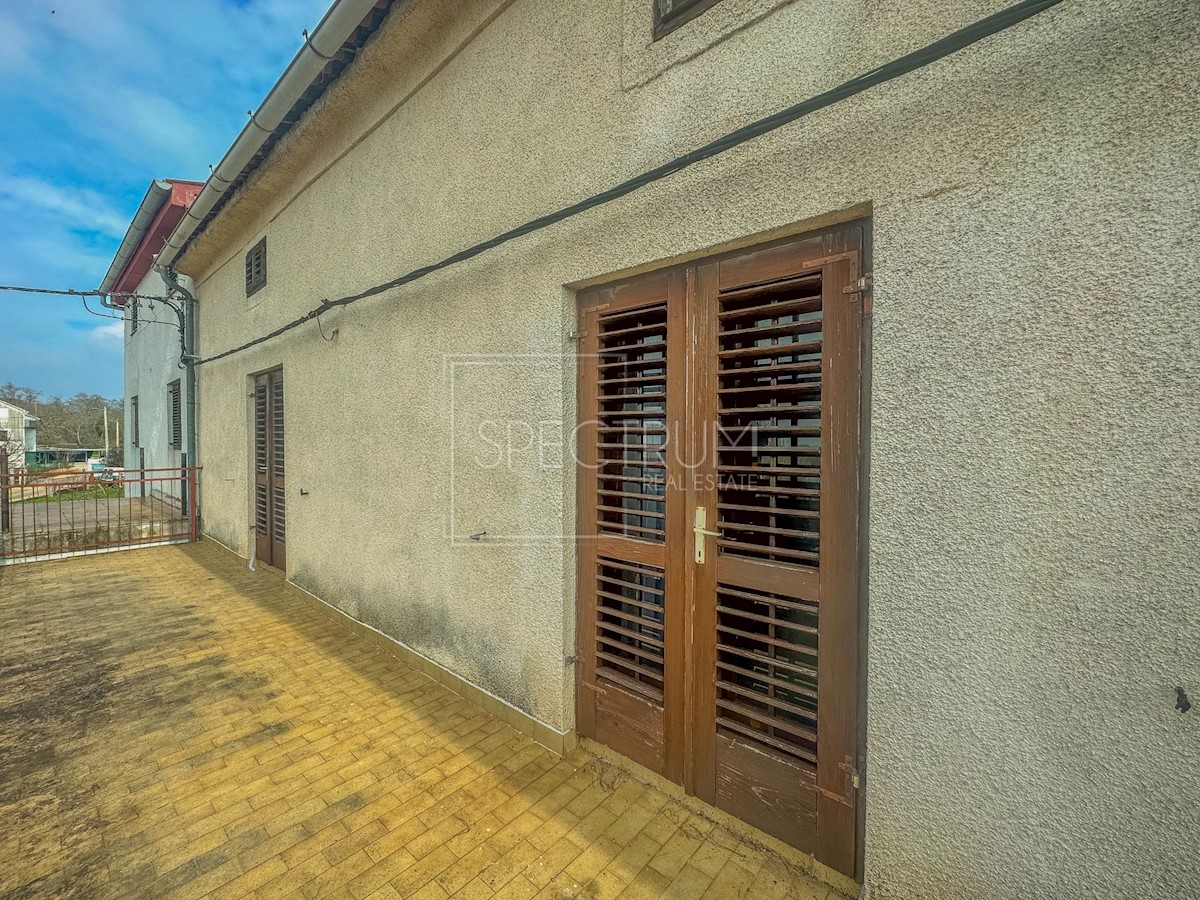 Zona Cittanova, casa con giardino da adattare