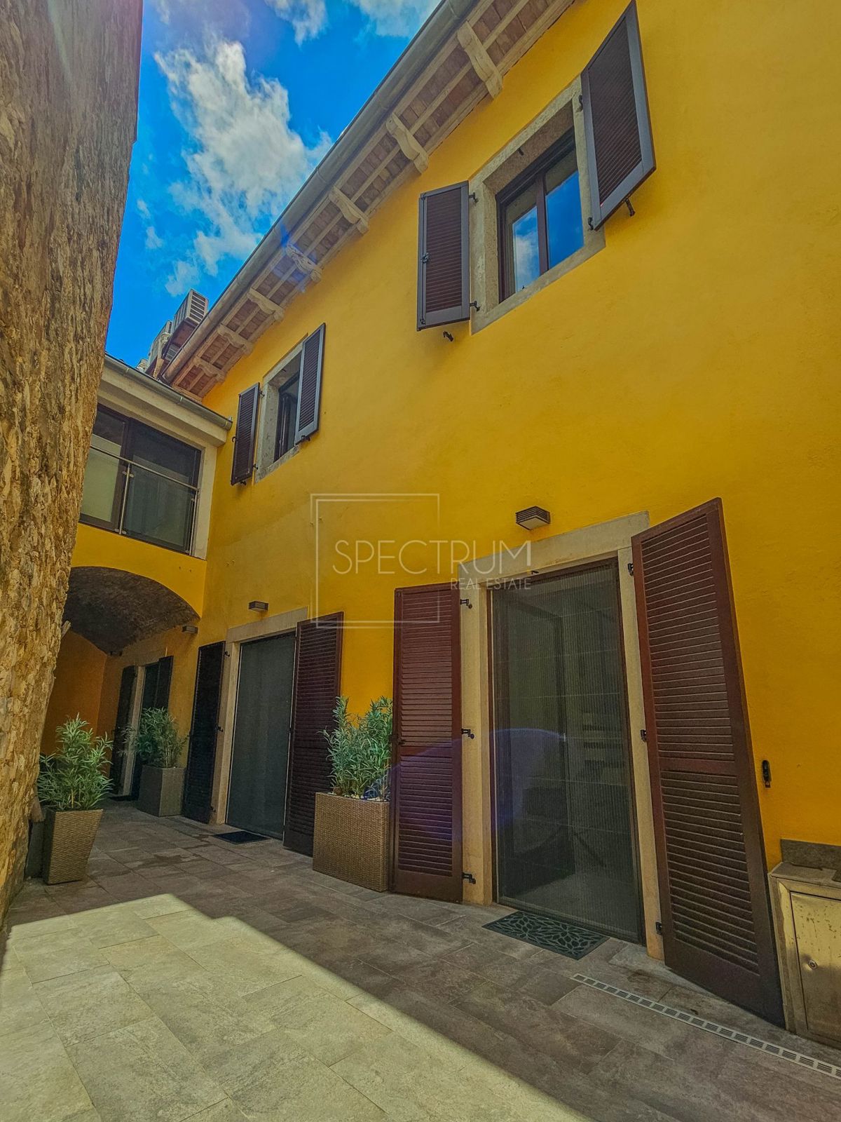 Parenzo, appartamento al piano terra con cortile in centro