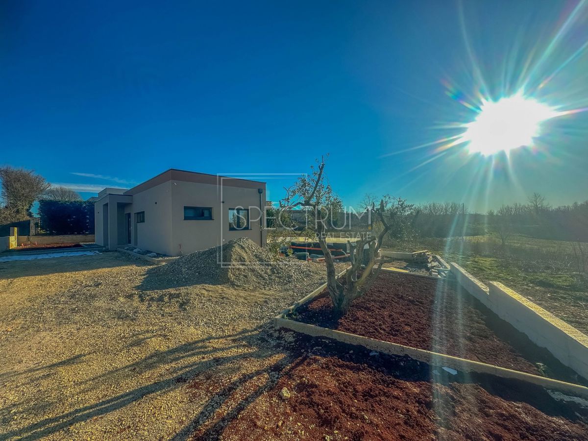 Zona di Sanvincenti, moderna casa a un piano con piscina