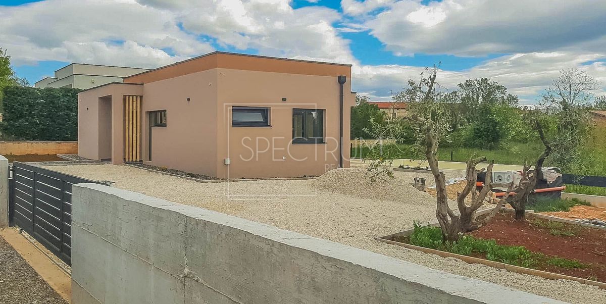 Zona di Sanvincenti, moderna casa a un piano con piscina