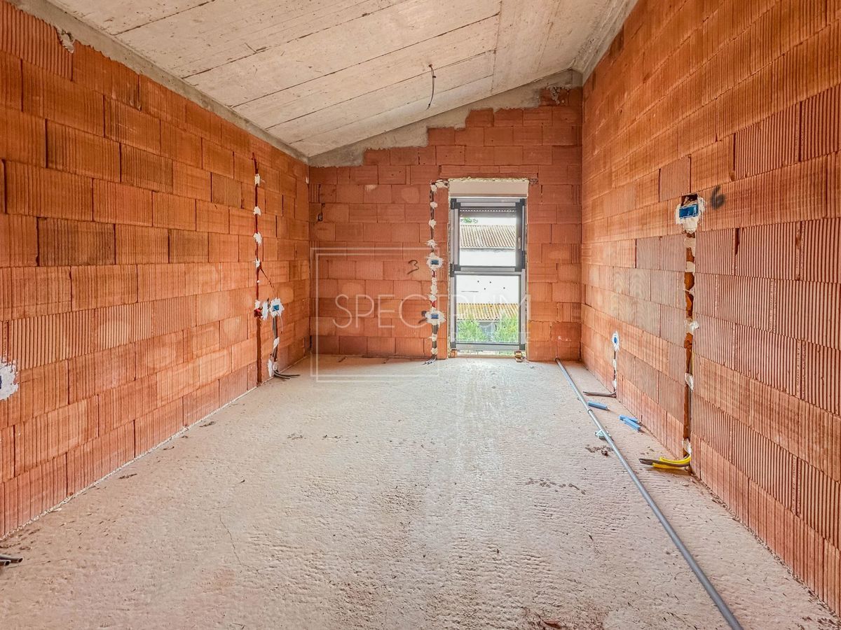 Fontane, nuova costruzione, spazioso appartamento mansardato