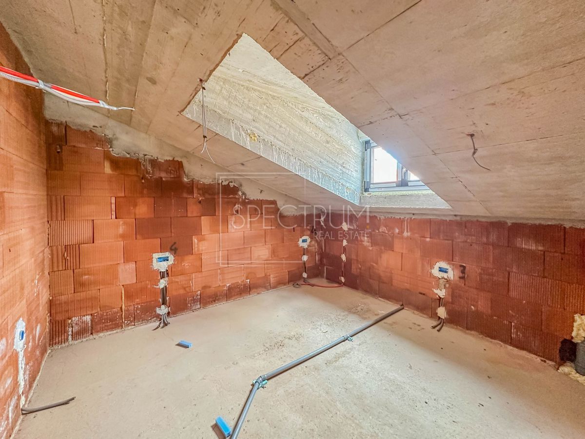 Fontane, nuova costruzione, spazioso appartamento mansardato