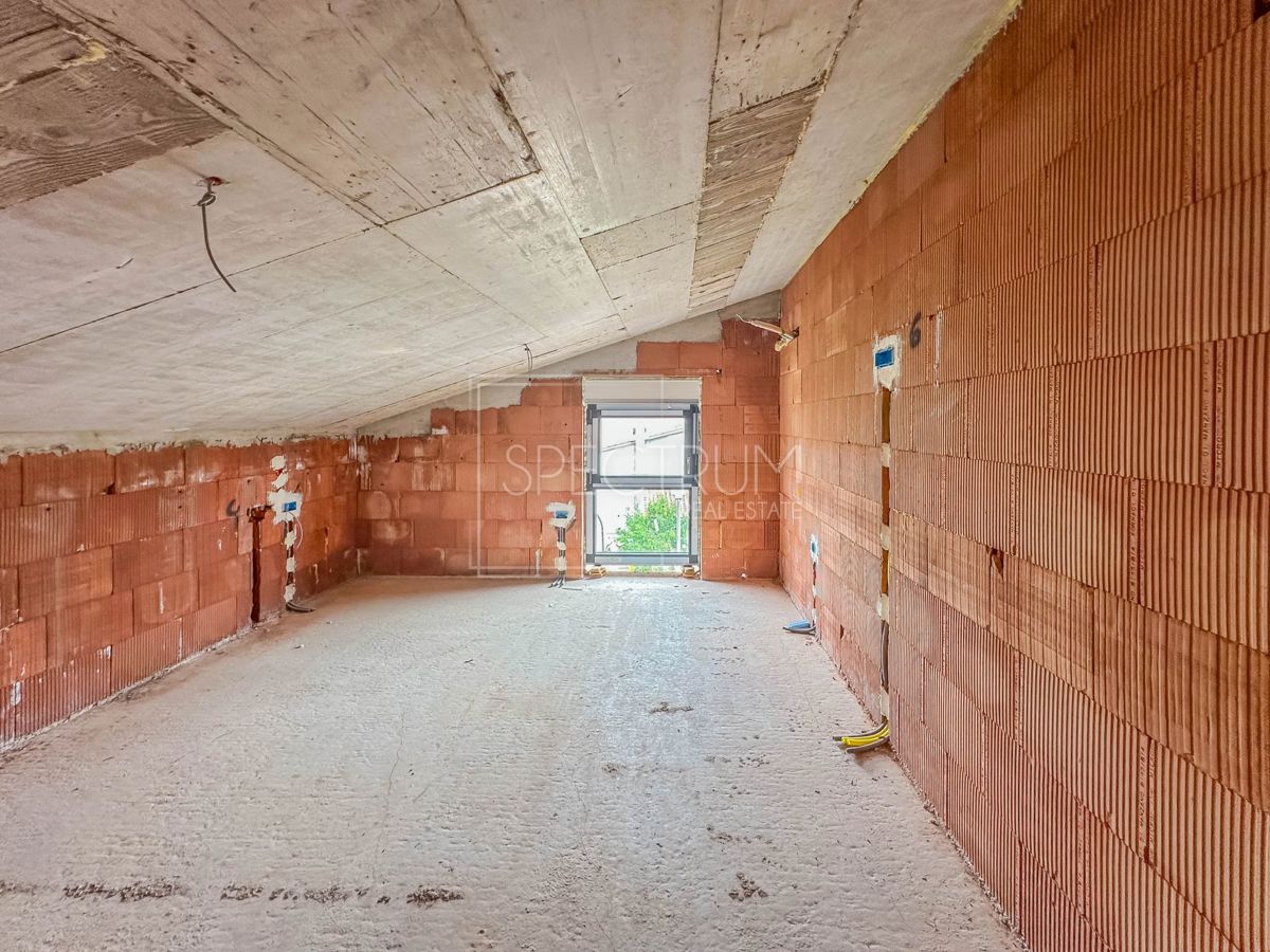 Fontane, nuova costruzione, spazioso appartamento mansardato