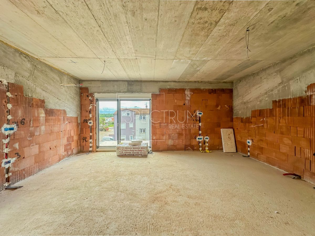 Fontane, nuova costruzione, spazioso appartamento mansardato