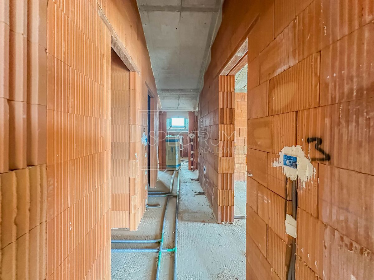 Fontane, nuova costruzione, spazioso appartamento mansardato