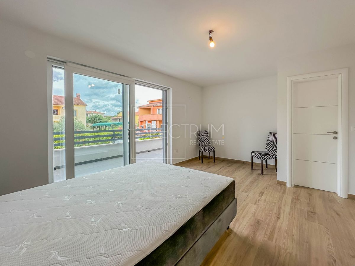 Cittanova, casa bifamiliare con piscina