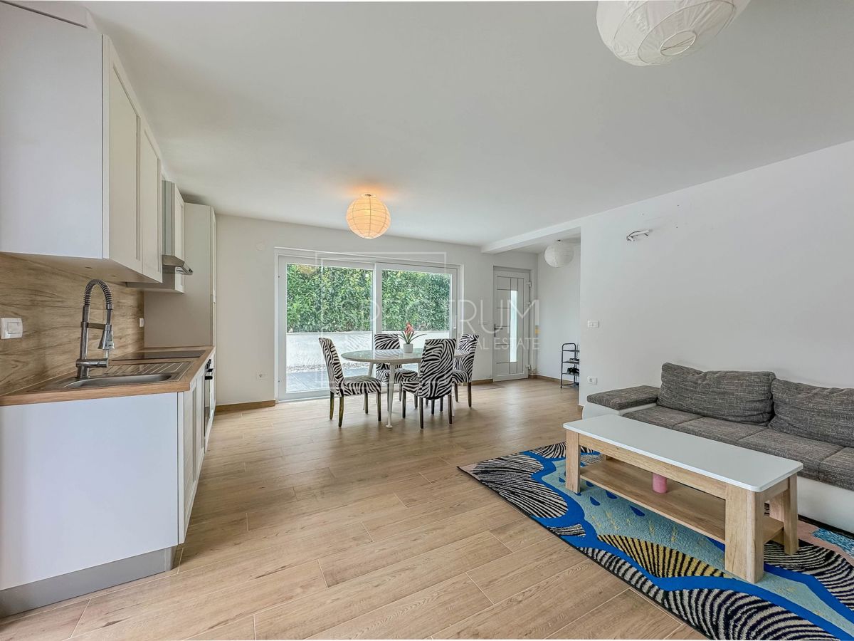 Cittanova, casa bifamiliare con piscina