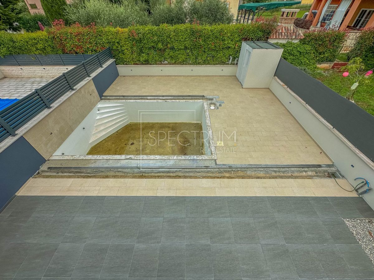 Cittanova, casa bifamiliare con piscina