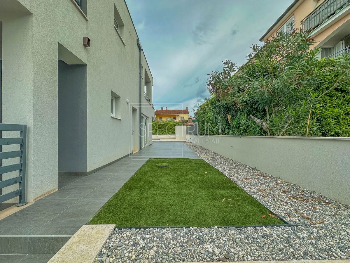 Cittanova, casa bifamiliare con piscina