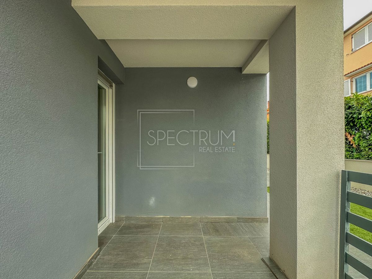 Cittanova, casa bifamiliare con piscina