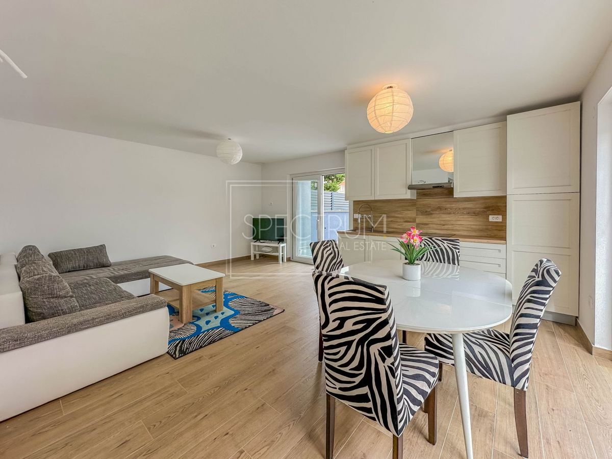 Cittanova, casa bifamiliare con piscina