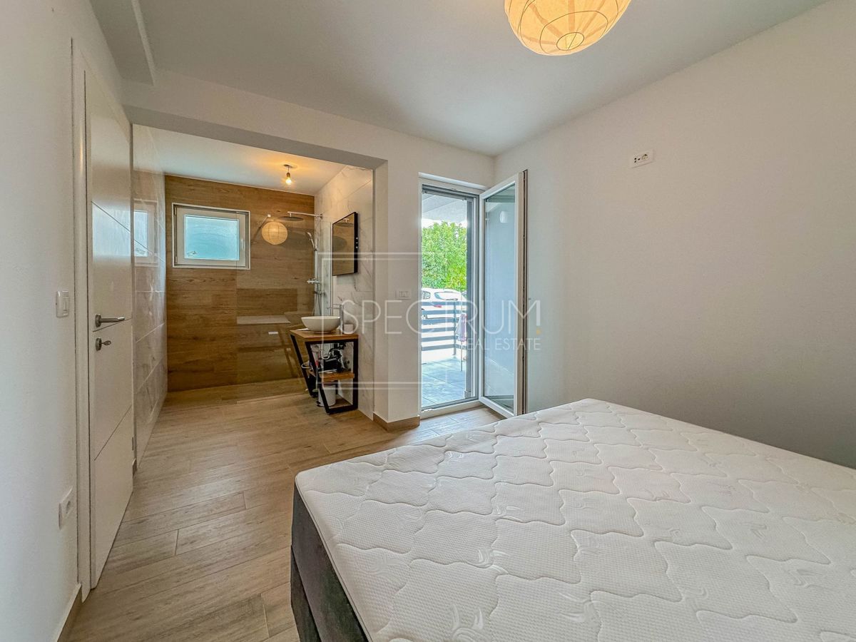 Cittanova, casa bifamiliare con piscina