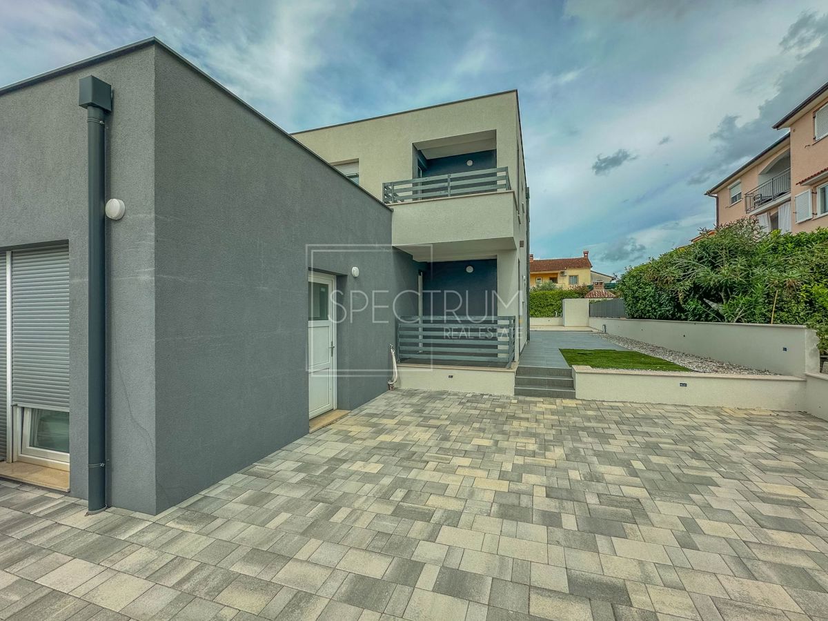 Cittanova, casa bifamiliare con piscina