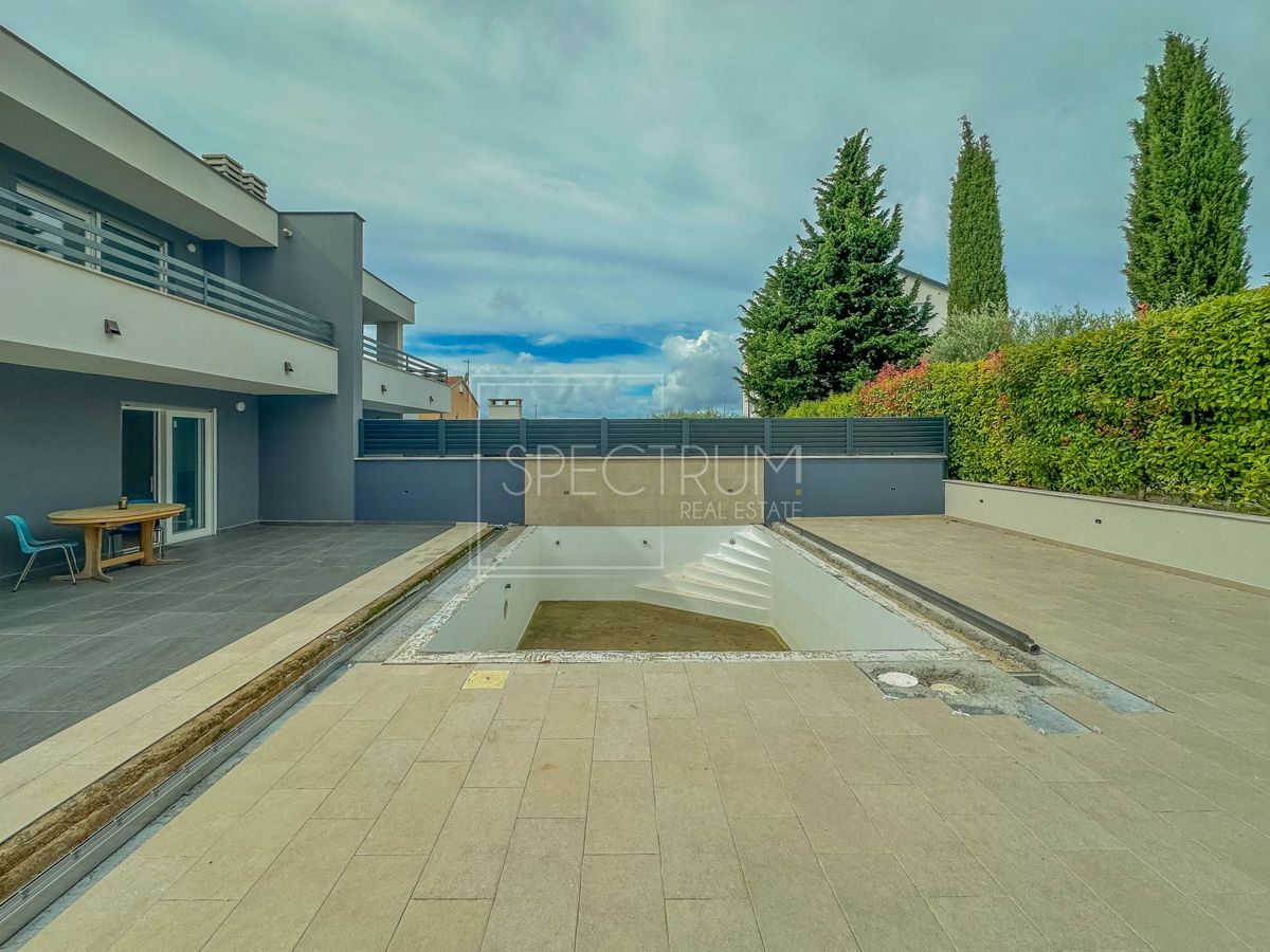 Cittanova, casa bifamiliare con piscina