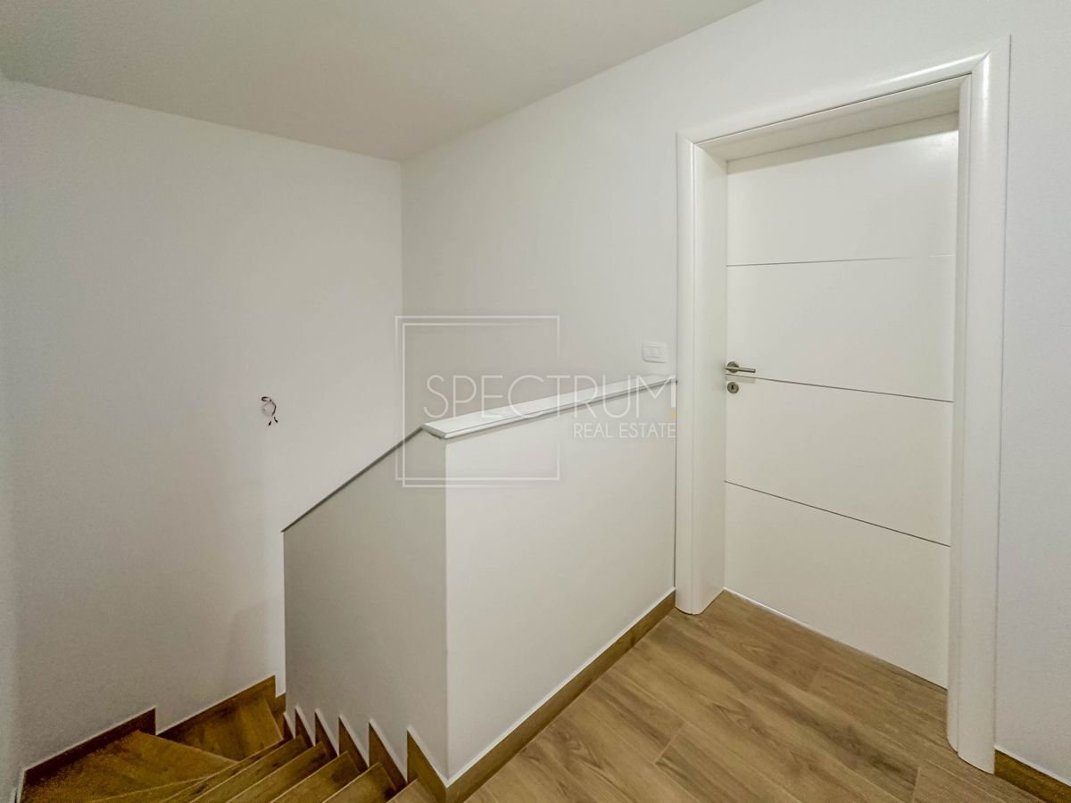 Cittanova, casa bifamiliare con piscina