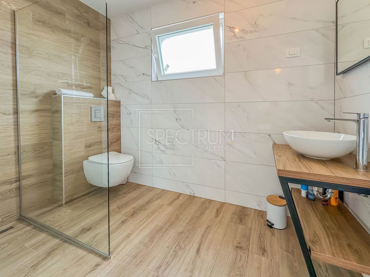 Cittanova, casa bifamiliare con piscina