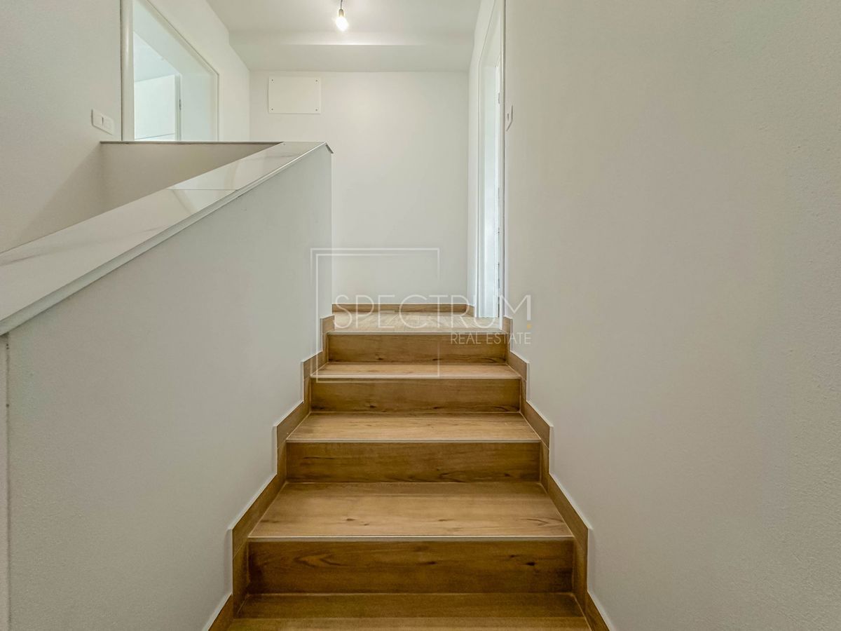 Cittanova, casa bifamiliare con piscina