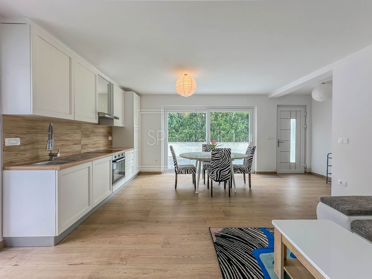 Cittanova, casa bifamiliare con piscina