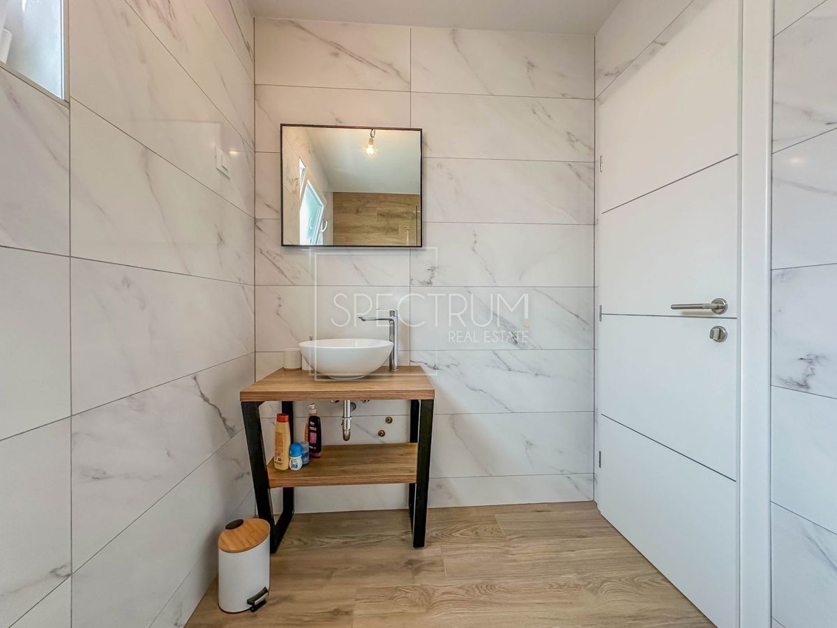 Cittanova, casa bifamiliare con piscina