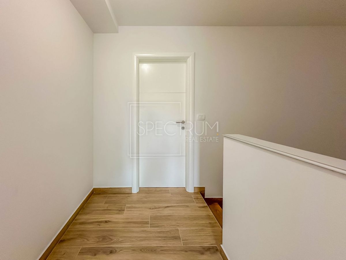 Cittanova, casa bifamiliare con piscina