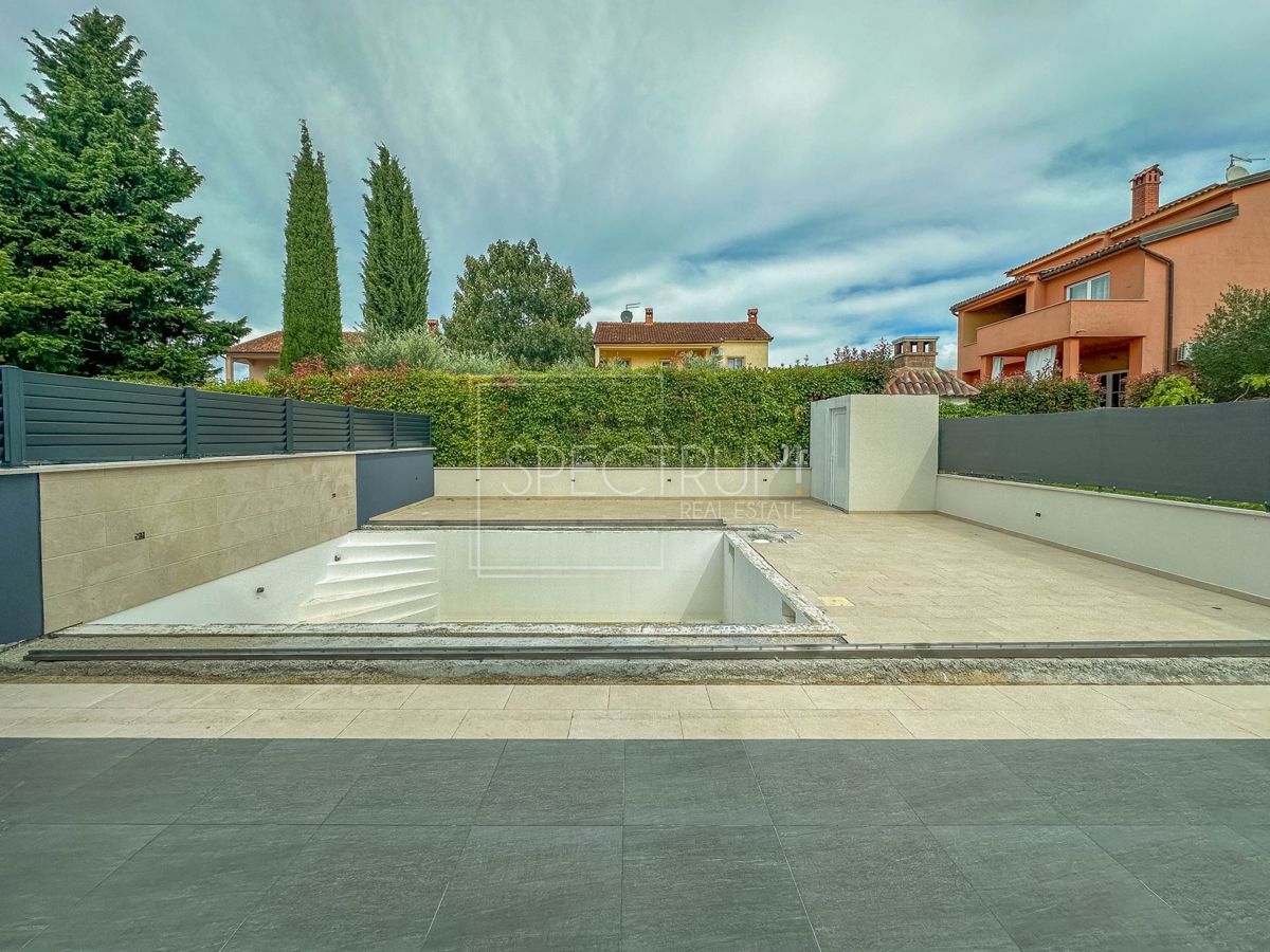 Cittanova, casa bifamiliare con piscina