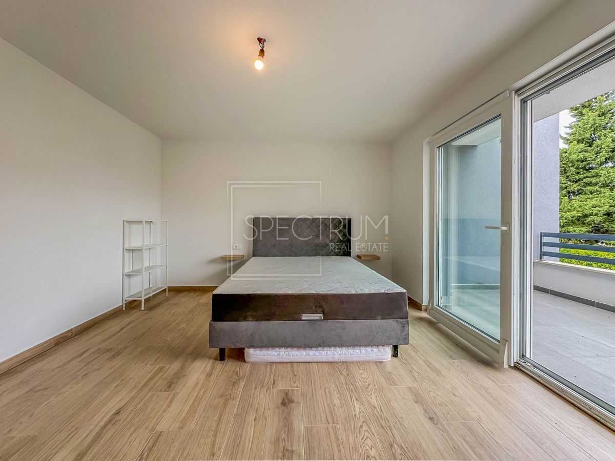 Cittanova, casa bifamiliare con piscina