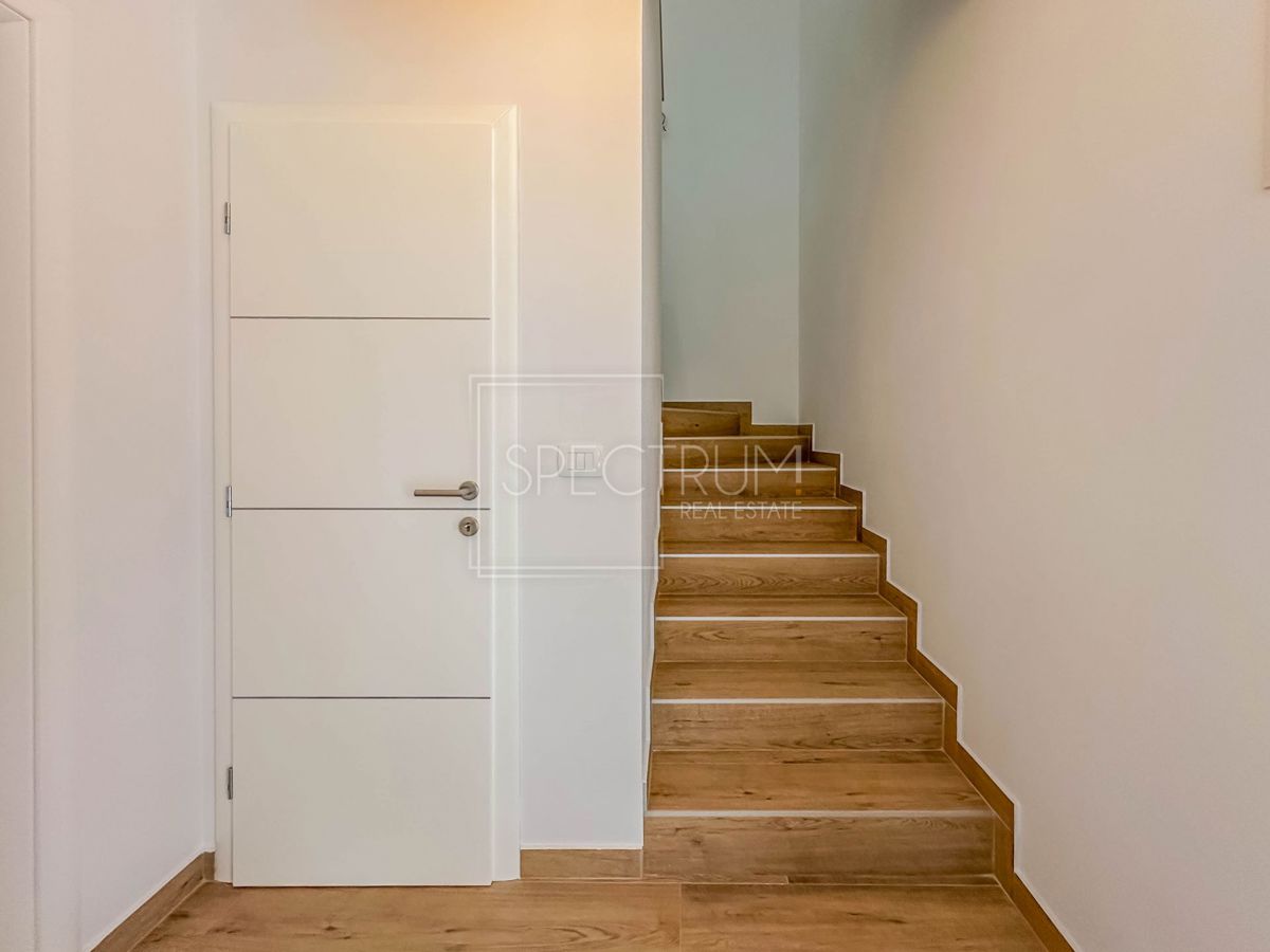 Cittanova, casa bifamiliare con piscina