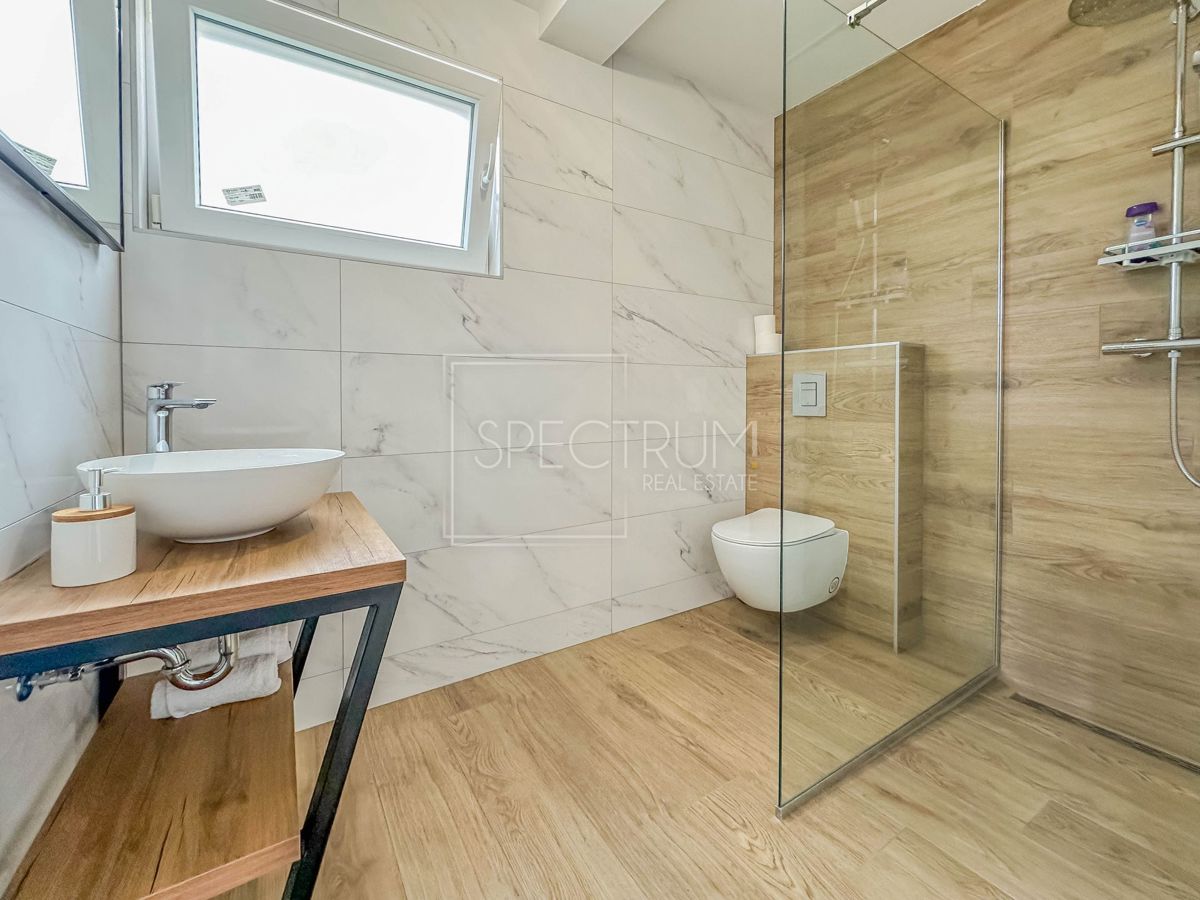 Cittanova, casa bifamiliare con piscina