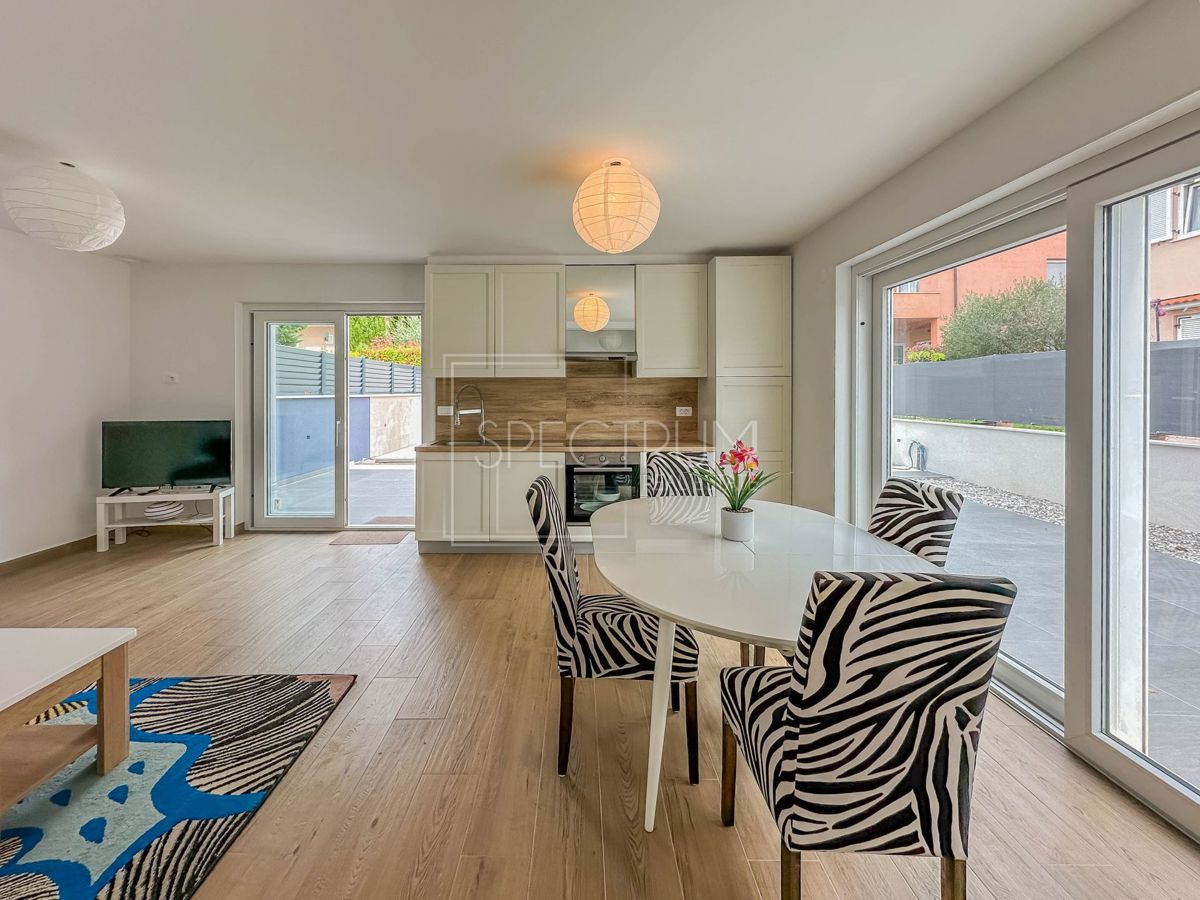 Cittanova, casa bifamiliare con piscina