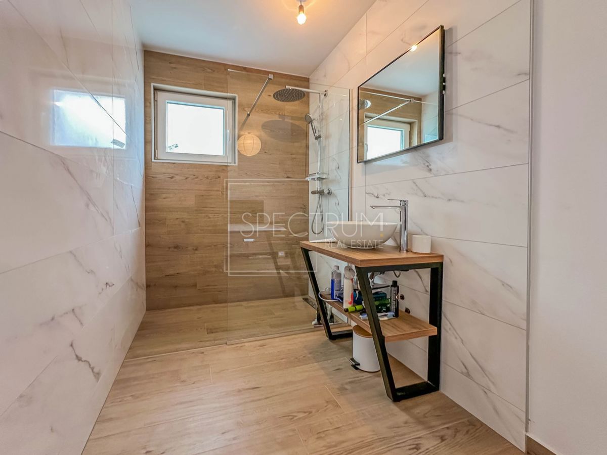 Cittanova, casa bifamiliare con piscina