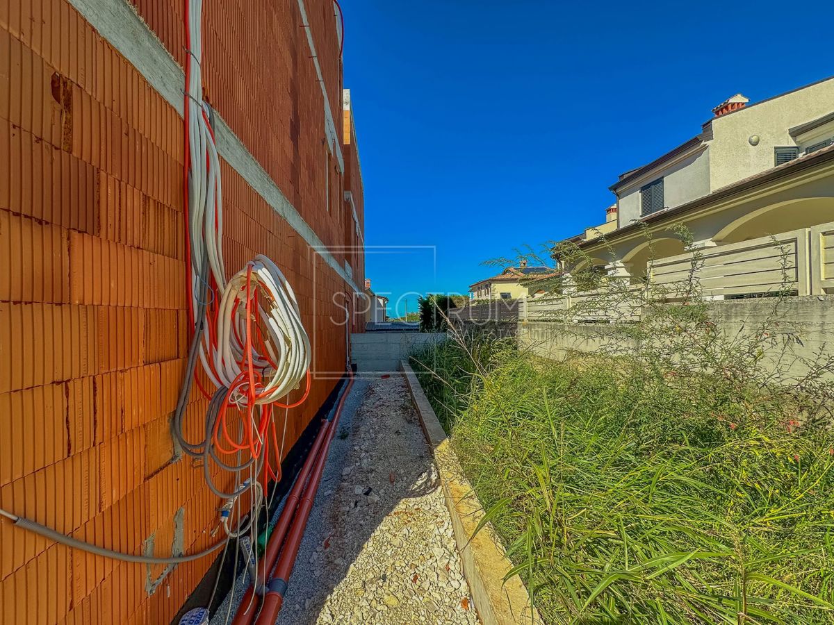 Zona Parenzo, nuovo edificio, appartamento al piano terra con giardino