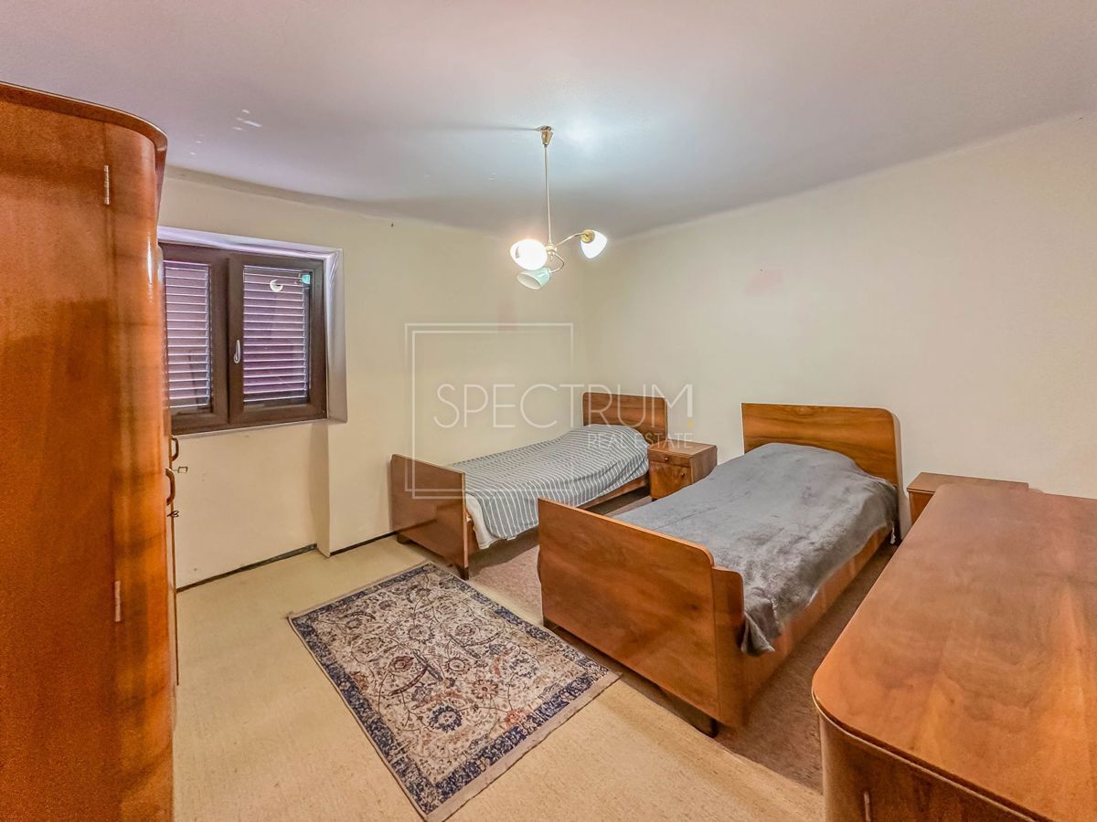 Zona di Verteneglio, casa in pietra con giardino