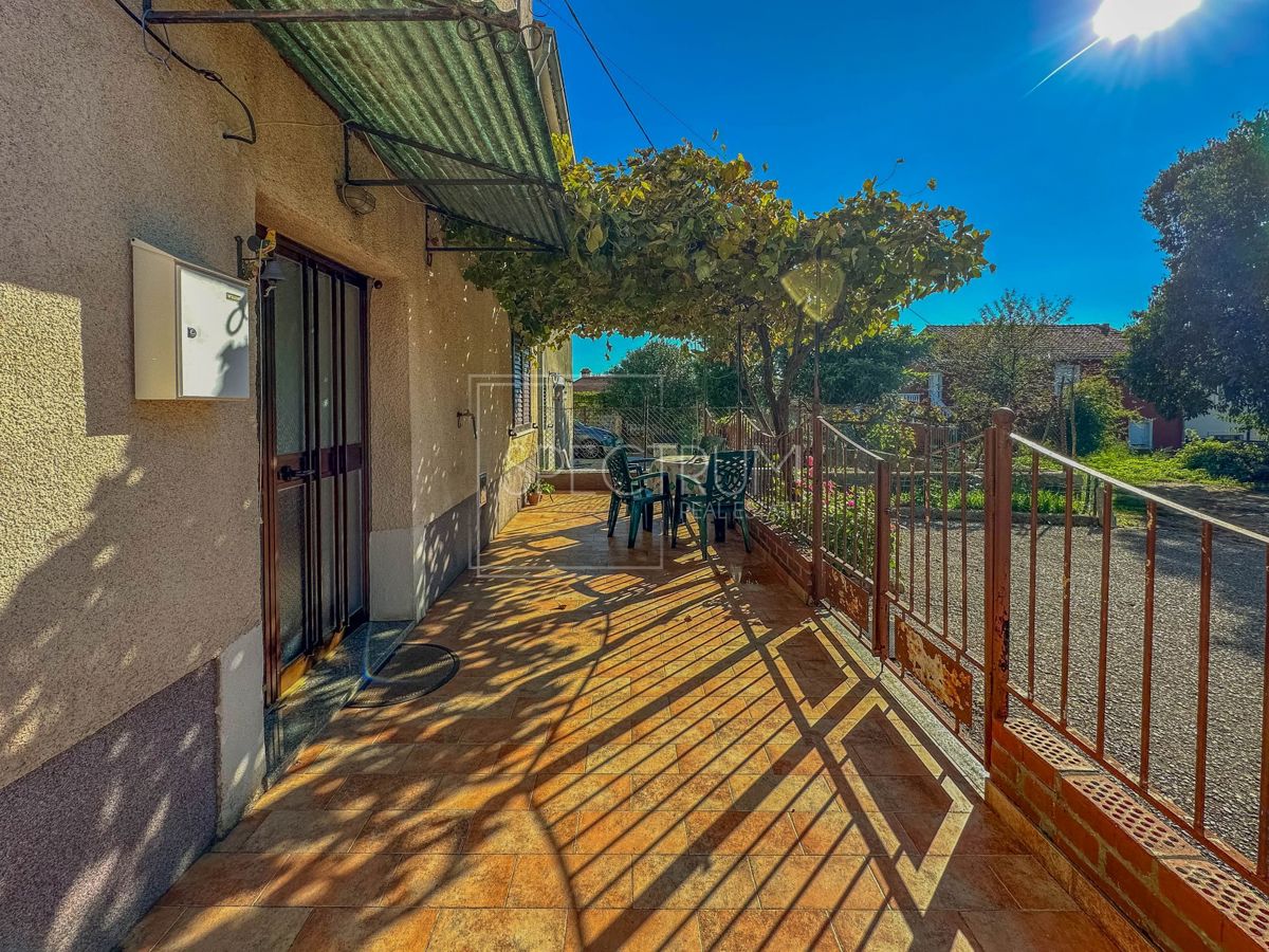 Zona di Verteneglio, casa in pietra con giardino