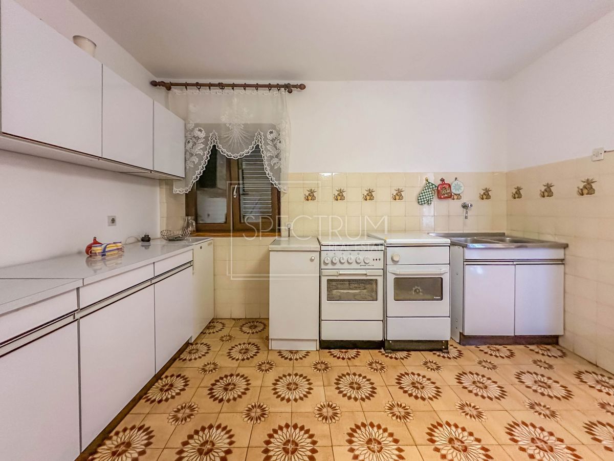 Zona di Verteneglio, casa in pietra con giardino