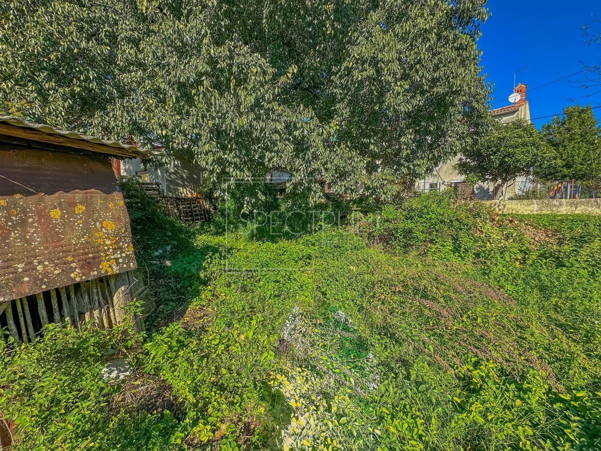 Zona di Verteneglio, casa in pietra con giardino