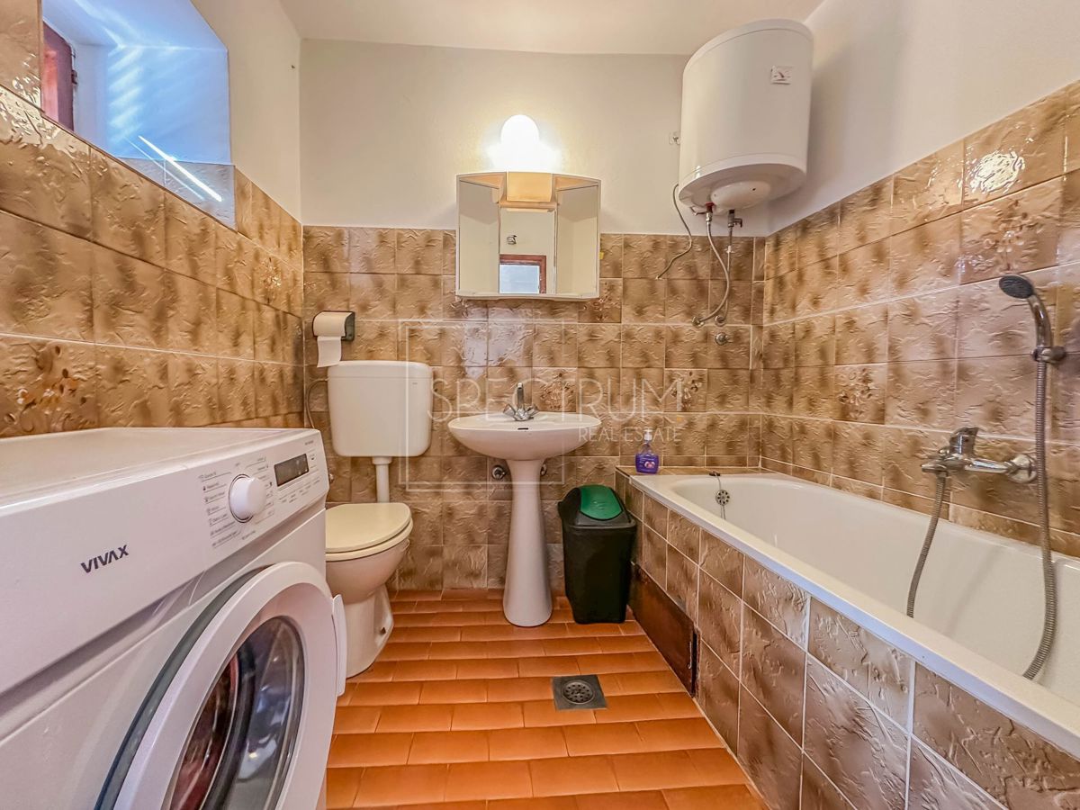 Zona di Verteneglio, casa in pietra con giardino