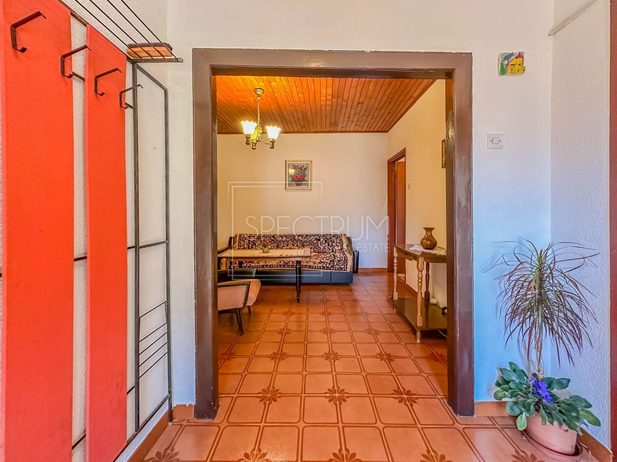 Zona di Verteneglio, casa in pietra con giardino