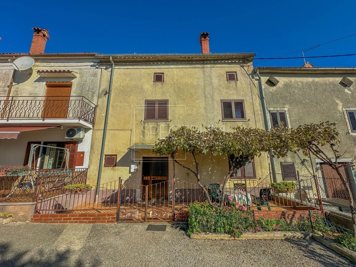 Zona di Verteneglio, casa in pietra con giardino