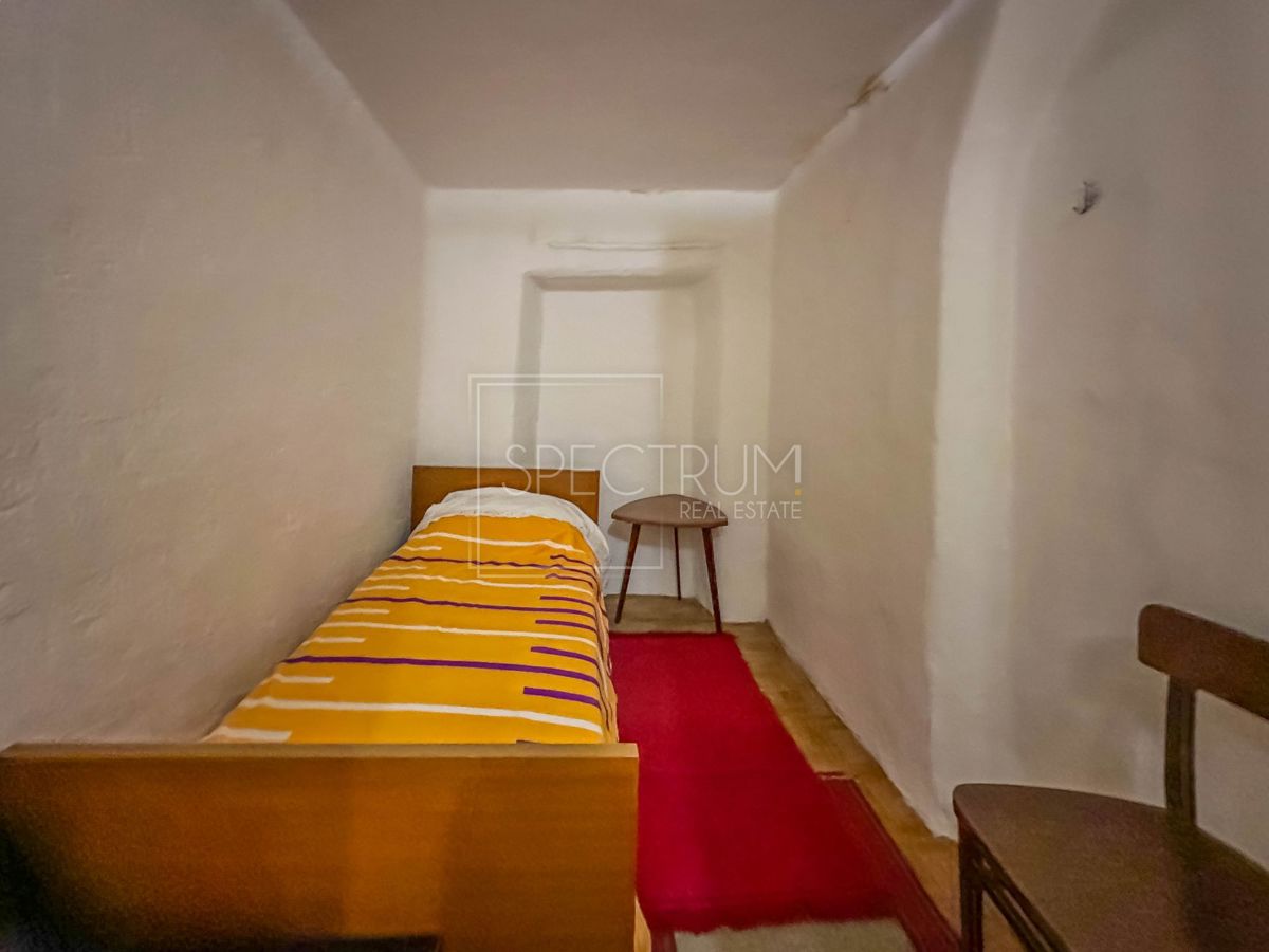 Zona di Verteneglio, casa in pietra con giardino