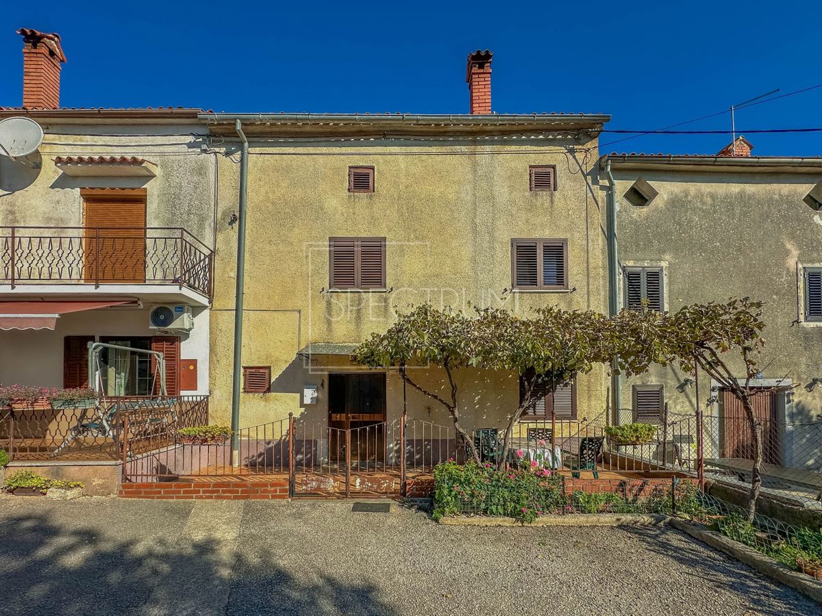 Zona di Verteneglio, casa in pietra con giardino