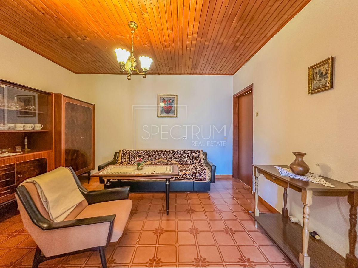 Zona di Verteneglio, casa in pietra con giardino