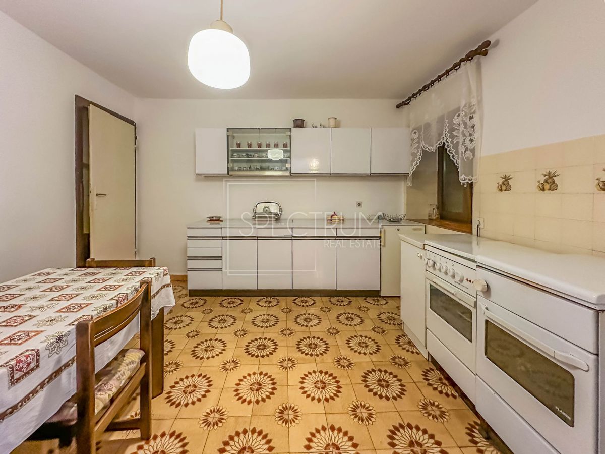 Zona di Verteneglio, casa in pietra con giardino