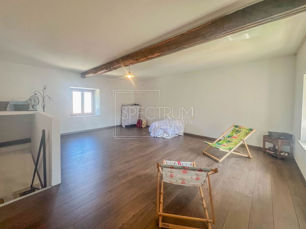 Zona di Verteneglio, casa in pietra con garage