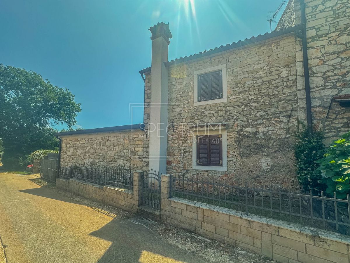 Zona di Verteneglio, casa in pietra con garage