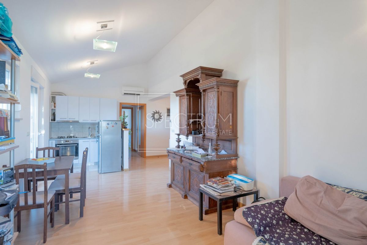 Zona Parenzo, appartamento arredato con vista mare