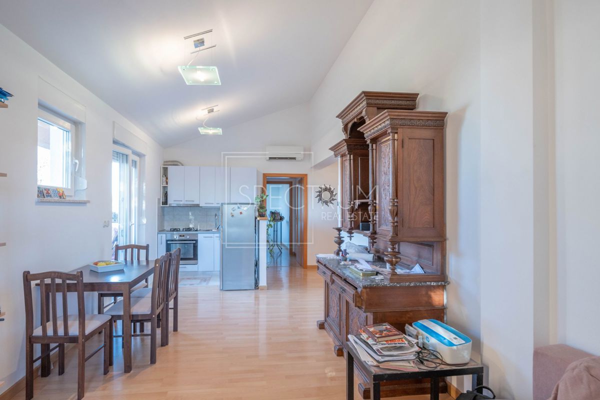 Zona Parenzo, appartamento arredato con vista mare