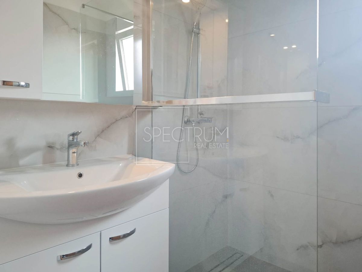 Zona Parenzo, appartamento arredato con vista mare